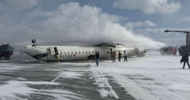 Imagen de la noticia: Accidente aéreo en Toronto: Avión de Delta Airlines se estrella durante el aterrizaje