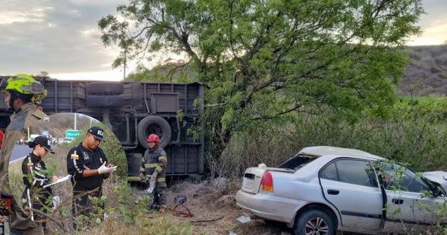Imagen de la noticia: Fatal accidente de tránsito en la vía Manta-Rocafuerte deja cinco muertos