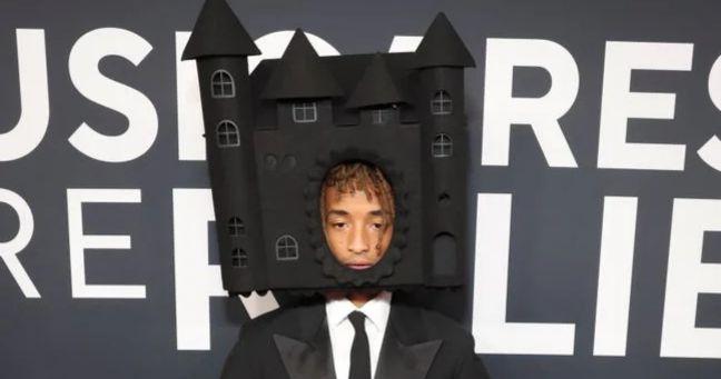 Imagen de la noticia: Jaden Smith llega con un castillo en la cabeza y desata polémica en los Grammy 2025