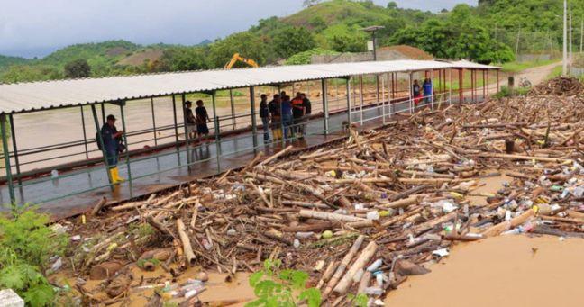 Imagen de la noticia: Lluvias en Manabí: Prefectura limpia el puente El Cady para prevenir inundaciones