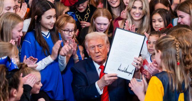 Imagen de la noticia: Trump firma decreto para prohibir la participación de mujeres trans en deportes