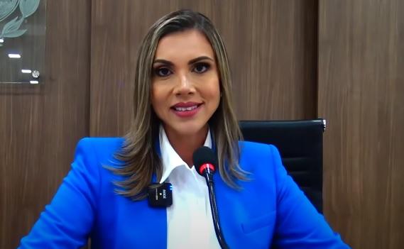 Imagen de la noticia: La Alcaldesa Marciana Valdivieso ejerció su voto y habló sobre las lluvias en Manta
