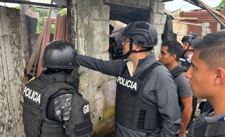 Imagen de la noticia: En Durán: Destruyen guaridas de delincuentes en el sector Divino Niño
