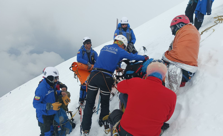 Imagen de la noticia: Rescatan a ocho víctimas de avalancha en el volcán Cotopaxi: dos con fracturas y seis en buen estado de salud