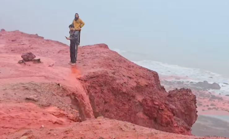 Imagen de la noticia: Lluvias en Irán tiñen de rojo la playa de Ormuz: el fenómeno detrás del impactante color