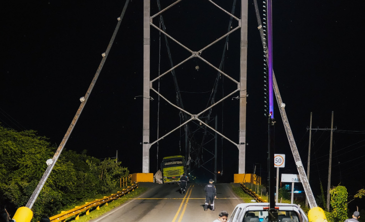 Imagen de la noticia: Prefectura del Guayas responde ante el colapso del puente Magro en Daule que dejó un fallecido y varios heridos