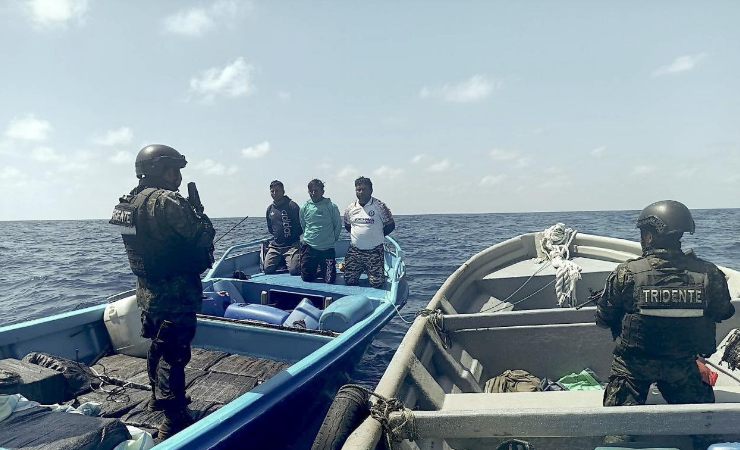Imagen de la noticia: Interceptan narcolancha con tres ecuatorianos y más de una tonelada de cocaína en El Salvador