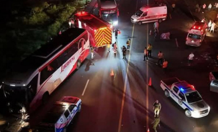 Imagen de la noticia: Dos muertos y decenas de heridos en accidente en la vía Guayaquil-Salinas