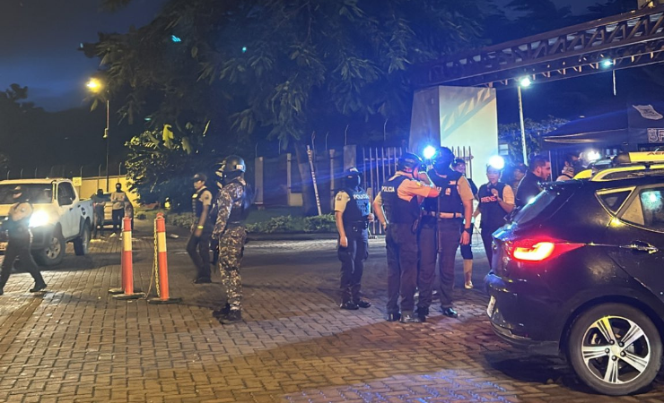 Imagen de la noticia: Allanamiento en Villa del Rey, Daule, deja tres detenidos, uno con credenciales policiales falsas