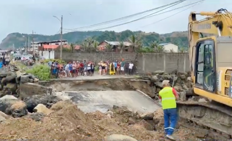 (VIDEO) Colapso de un puente en San Clemente, Manabí