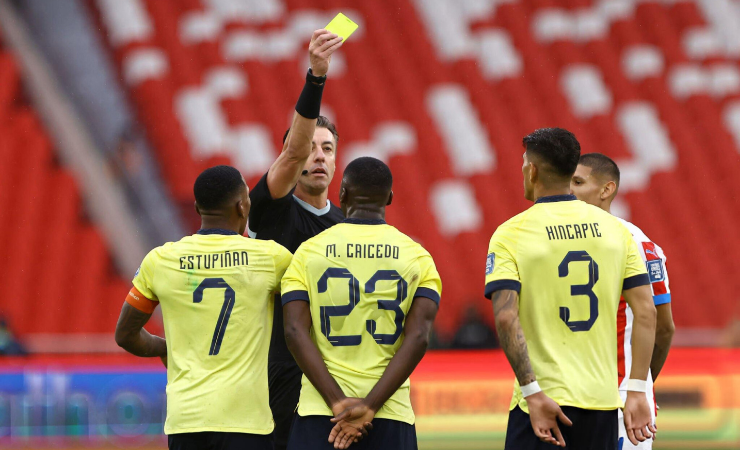 Imagen de la noticia: 4 futbolistas de Ecuador en riesgo de perderse el partido ante Chile por acumulación de tarjetas amarillas