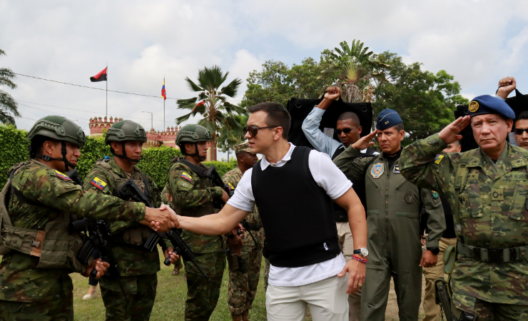 Imagen de la noticia: Gobierno de Noboa entrega bono de USD 507,60 a militares y policías en reconocimiento a su labor