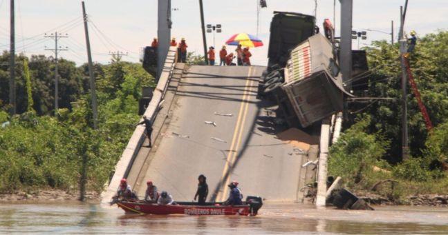 Imagen de la noticia: Continúa la búsqueda en el río Magro tras colapso de puente en Daule