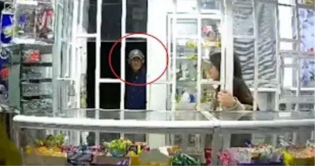 Imagen de la noticia: Niña se refugia en tienda tras ser seguida por presunto acosador en Bogotá, Colombia