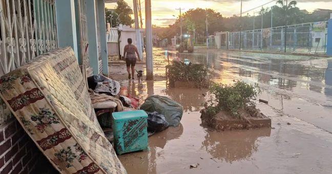 Imagen de la noticia: Lluvias en Manta: Familias pierden todo tras el desbordamiento del río