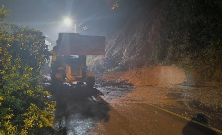 Imagen de la noticia: Fuertes lluvias provocan deslizamiento mortal en Loja, dejando sepultada a una pareja de adultos mayores