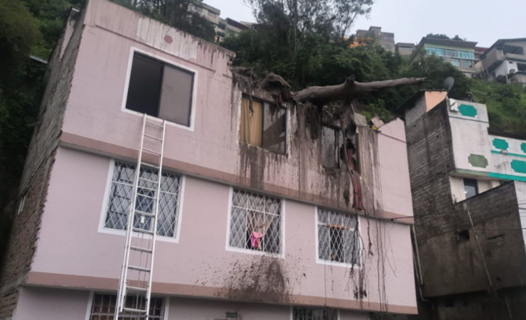 Imagen de la noticia: Quito: Guápulo sigue afectado por deslave y la avenida De Los Conquistadores permanece cerrada