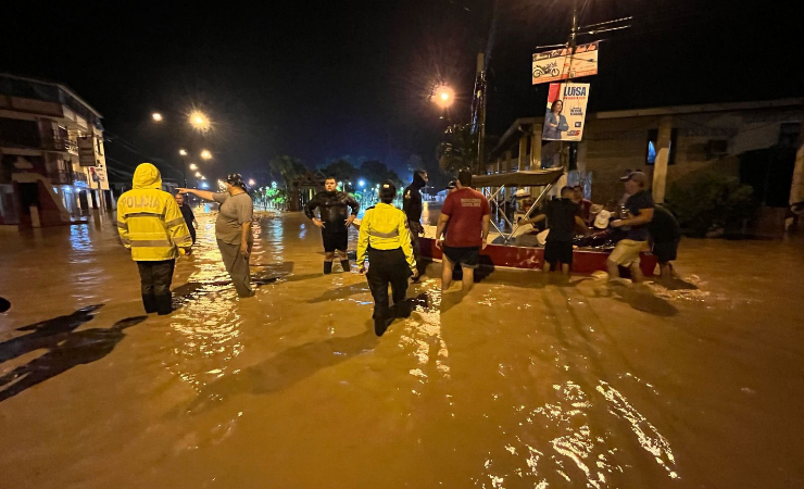 Imagen de la noticia: Santa Ana bajo el agua: Emergencia por intensas lluvias en Manabí