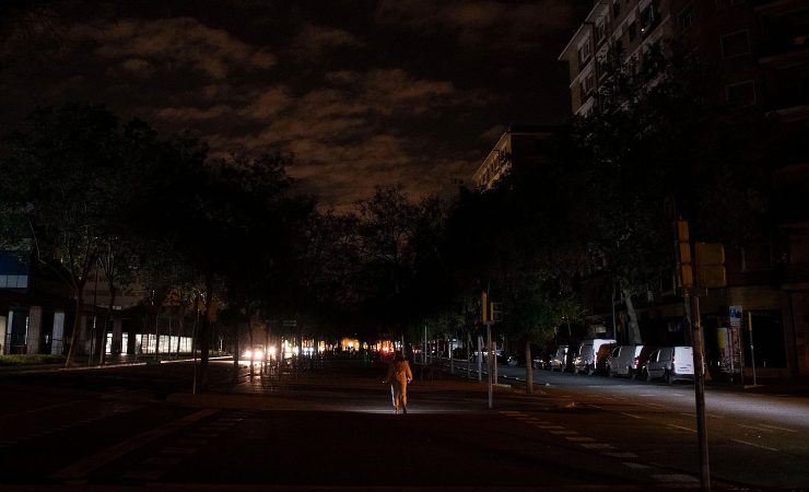 Imagen de la noticia: Explosión deja sin luz a más de 20.000 hogares en Países Bajos, mientras Portugal responsabiliza a España por el apagón