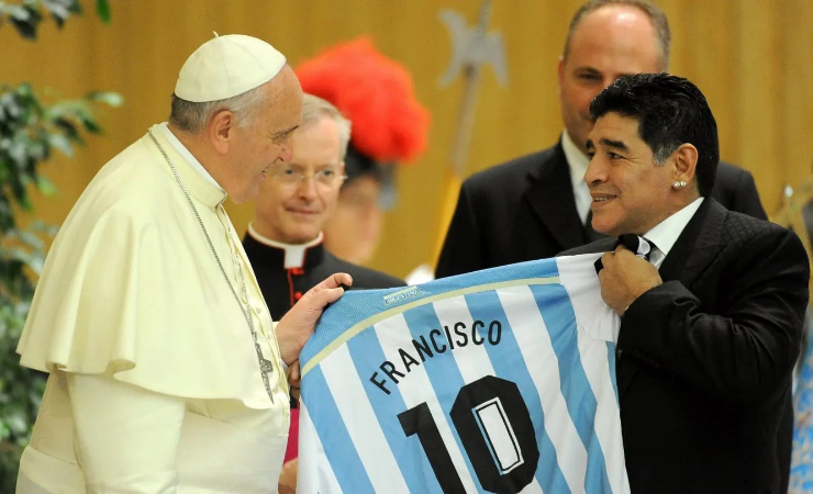 Imagen de la noticia: Un fanático más: la estrecha relación del Papa Francisco con el fútbol