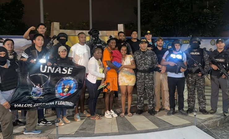 Imagen de la noticia: Liberan a esposa e hijo del futbolista Jackson Rodríguez tras operativo de la UNASE en Guayaquil