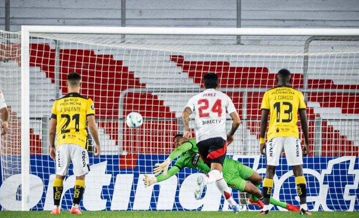 Imagen de la noticia: (VIDEO) El penal atajado por José Contreras le dio un punto a Barcelona SC frente a River Plate