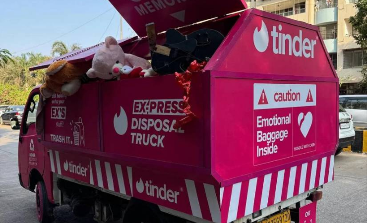 Imagen de la noticia: Tinder lanza camión de basura para desechar recuerdos de tu ex: la campaña se vuelve viral