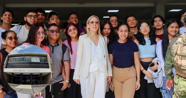Imagen de la noticia: CNE proclama resultados de asambleístas: Annabella Azín lidera como la más votada