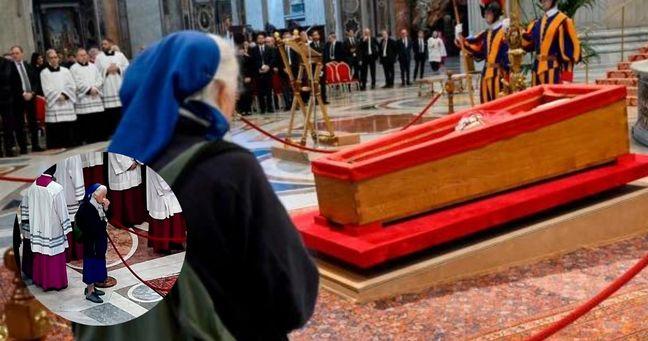 Imagen de la noticia: Una monja conmueve al mundo al romper el protocolo en el funeral del papa Francisco