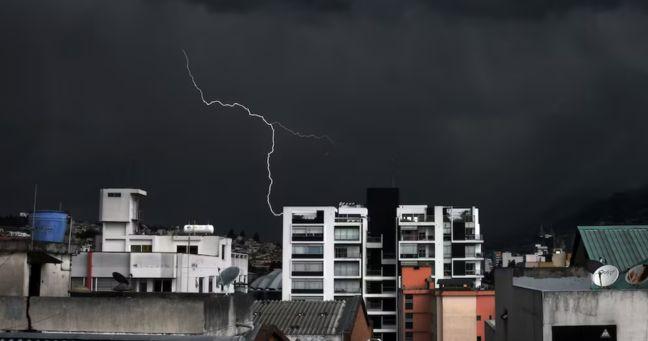 Imagen de la noticia: Ecuador bajo advertencia meteorológica: lluvias intensas del 24 al 28 de abril