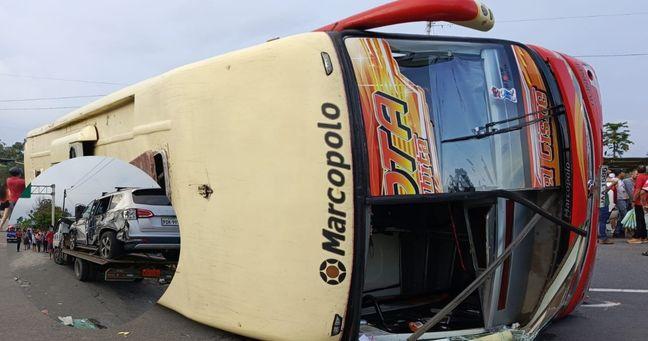 Imagen de la noticia: Accidente en El Carmen deja bus volcado y tráfico bloqueado: investigan causas del siniestro