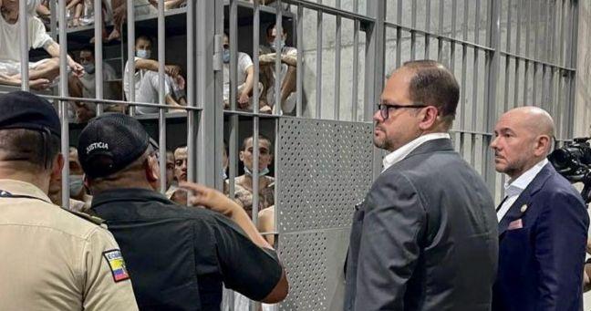 Ecuador observa de cerca el modelo Bukele: Ministros visitan megacárcel en El Salvador