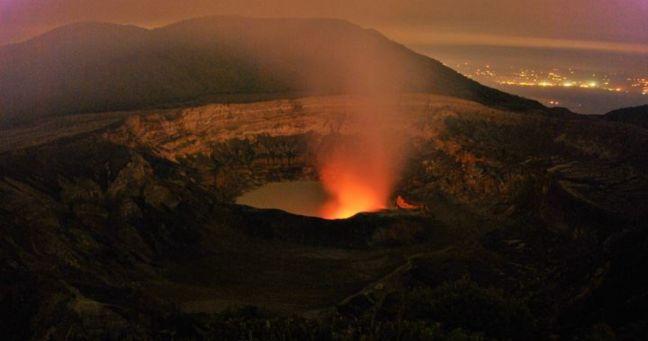 Imagen de la noticia: Volcán Poás en Costa Rica entra en actividad: lanza ceniza y sube a alerta naranja