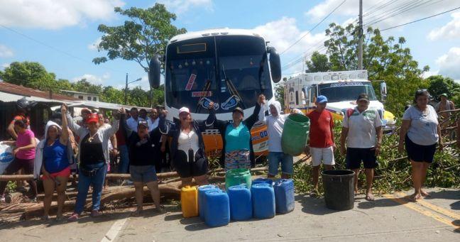 Imagen de la noticia: Bloquean vía a Chone: moradores de Tosagua protestan por falta de agua potable