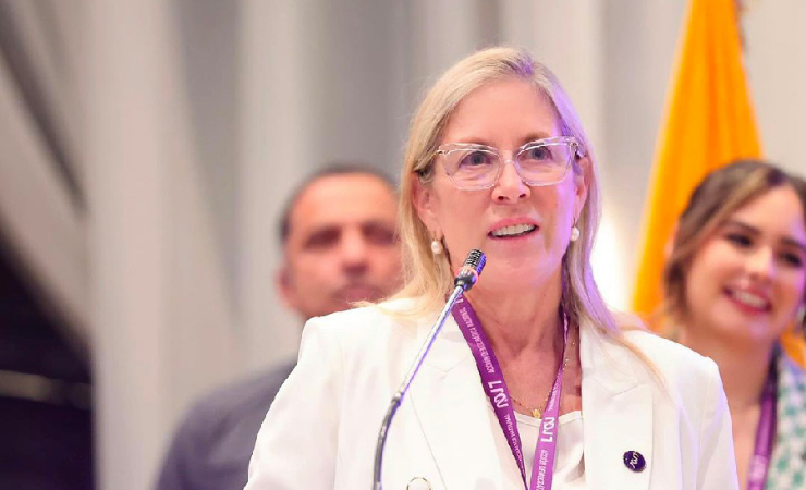 Imagen de la noticia: Annabella Azín recibe credenciales y llama a un Parlamento unido: &#8216;La única bandera debe ser la del Ecuador&#8217;