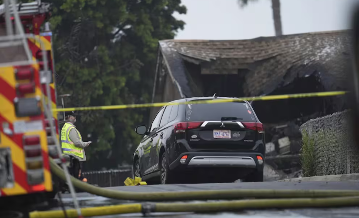 Estados Unidos: Avioneta cae en barrio residencial de San Diego y deja casas y vehículos en llamas