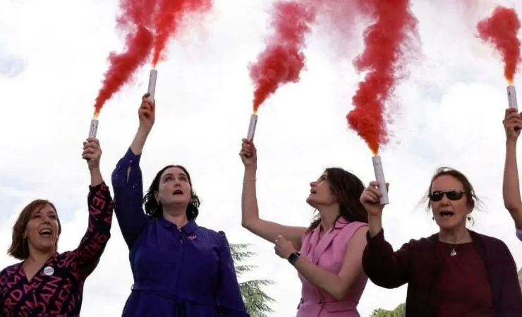 Imagen de la noticia: Fumata rosa: mujeres católicas exigen voz y voto en el futuro de la Iglesia