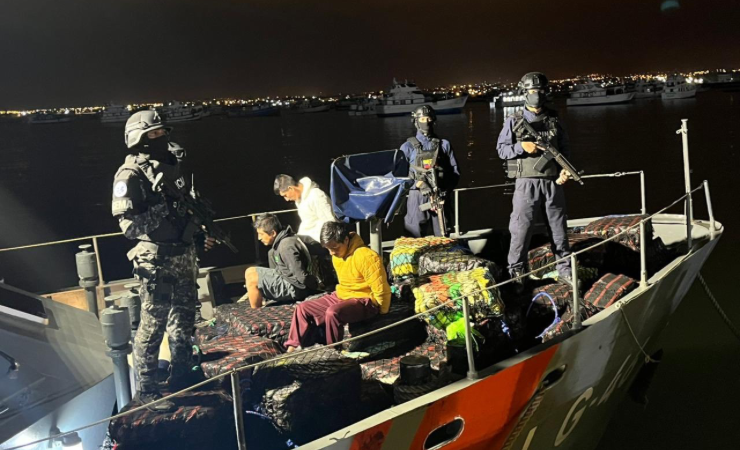 Ecuador y EE. UU. detienen embarcación con 2,1 toneladas de cocaína en altamar