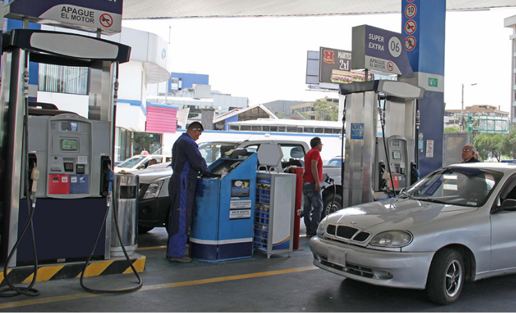 Imagen de la noticia: Bajan los precios de la gasolina en Ecuador desde este 12 de mayo: esto costarán Extra, Ecopaís y Súper