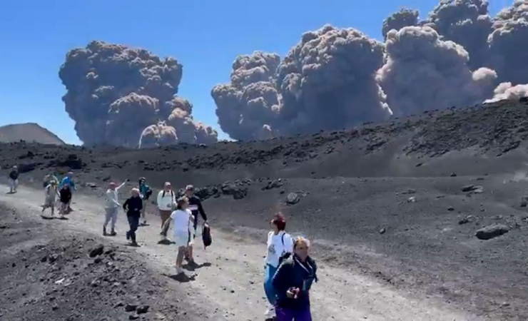 ¿Está en riesgo Sicilia? Turistas huyen tras la nueva erupción del Etna