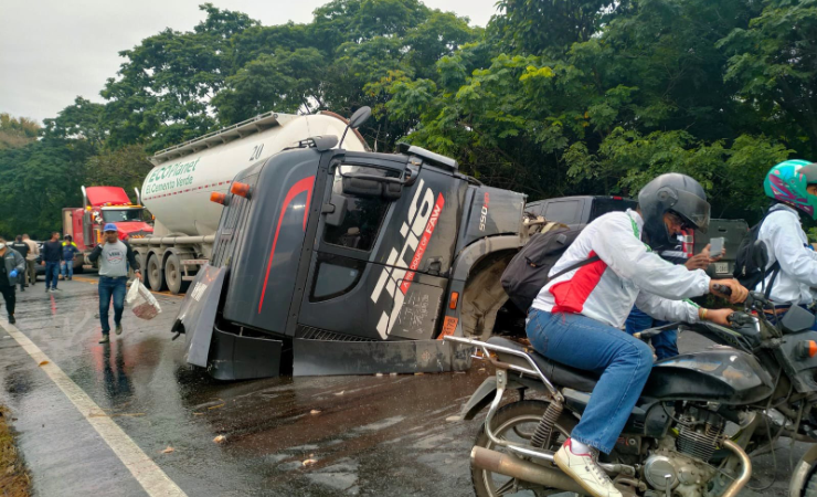 Imagen de la noticia: Accidente de tránsito en Naranjal: Choque entre tráiler y camaronero deja heridos y camarón esparcido en la vía