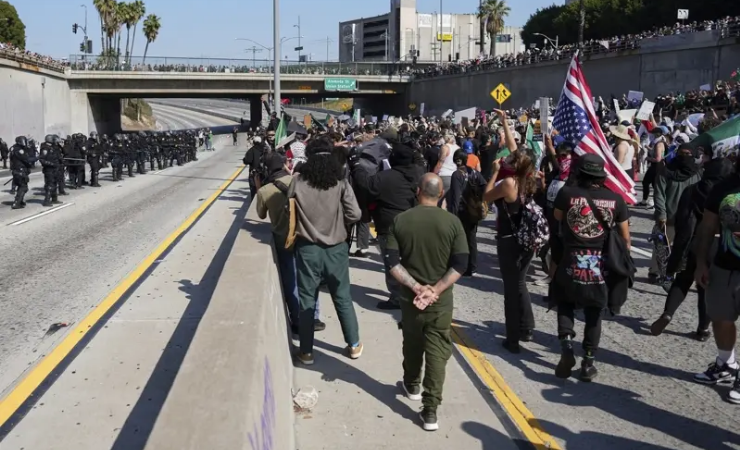 Imagen de la noticia: Los Ángeles intenta volver a la calma luego de intensas protestas tras una serie de redadas migratorias