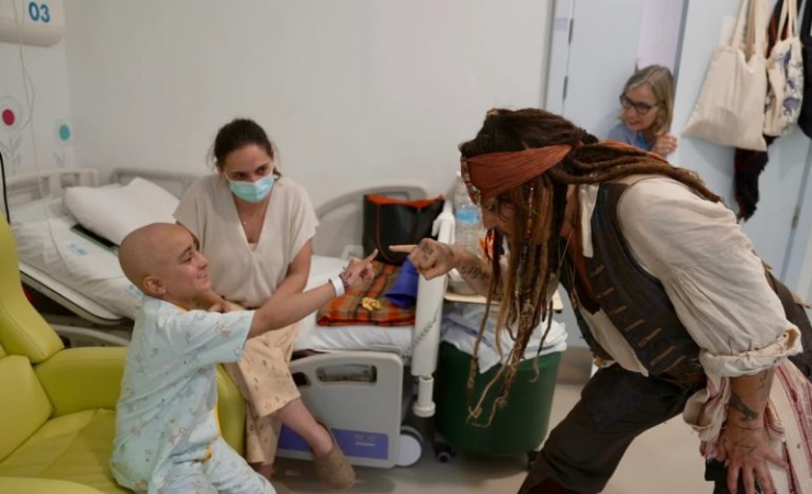 Imagen de la noticia: Johnny Depp lleva la magia de Jack Sparrow y sorprende a niños con cáncer en Madrid