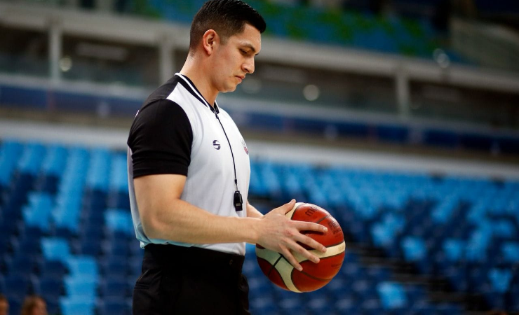 Imagen de la noticia: ¡De Loja a la NBA! Carlos Peralta, el primer ecuatoriano que llega al arbitraje de la NBA G League