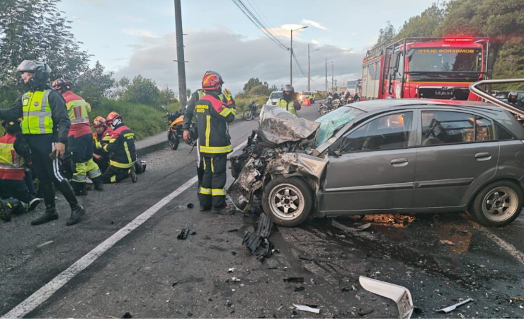 Imagen de la noticia: Tragedia en la av. Simón Bolívar: un muerto y tres heridos tras choque frontal entre camión y auto