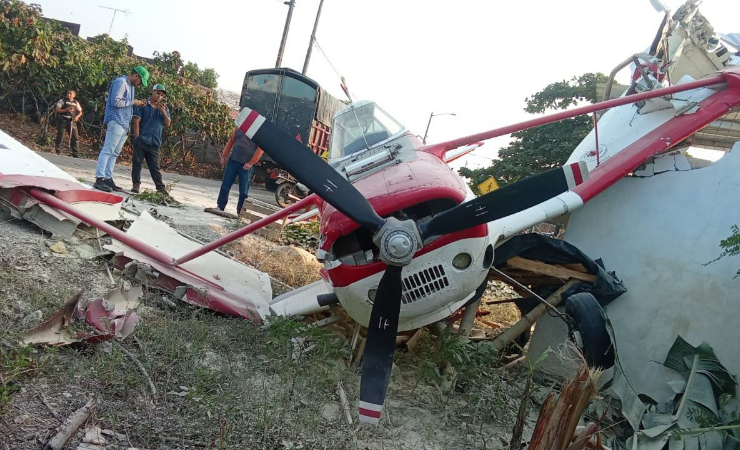 (VIDEO) Piloto sobrevive tras caída de avioneta fumigadora en Milagro, Guayas