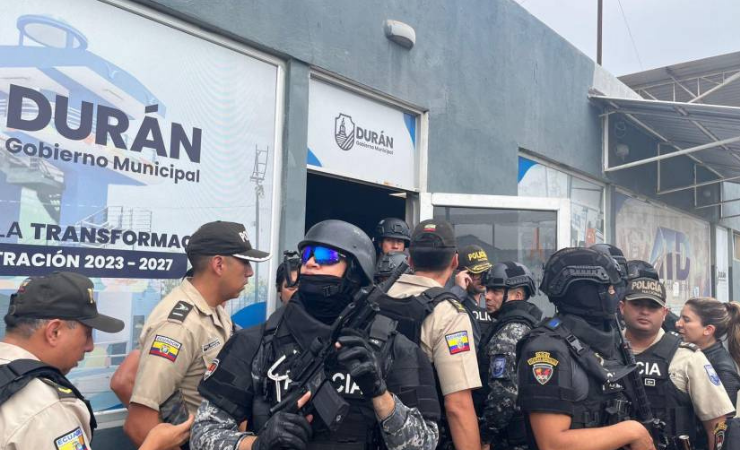 Imagen de la noticia: Policía intervino cinco instituciones públicas en Durán en ofensiva contra el crimen organizado