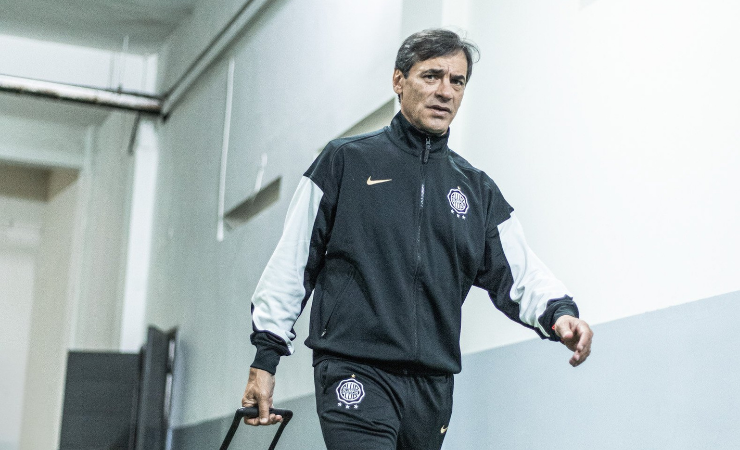 Olimpia despide a Fabián Bustos tras malos resultados y anuncia a Ramón Ángel Díaz