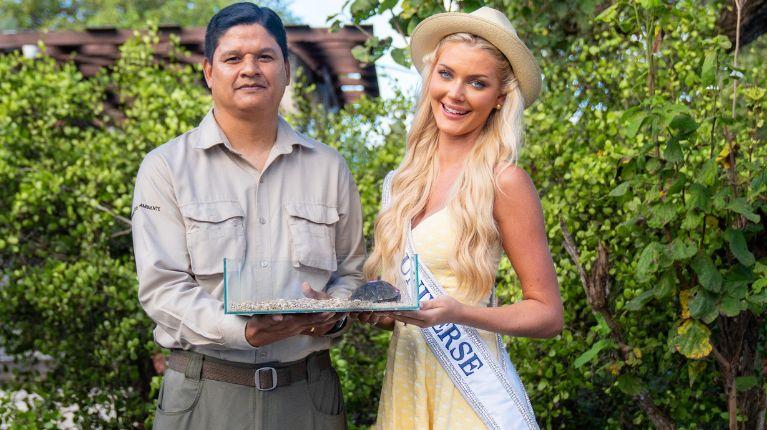 Imagen de la noticia: Galápagos: Miss Universo Victoria Kjaer apadrina una tortuga gigante