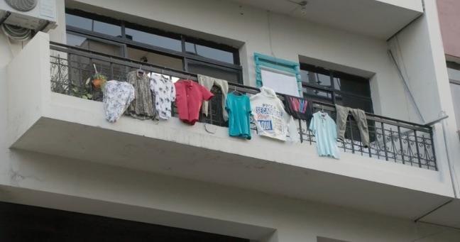 Pycca lanza promo creativa con ropa colgada en balcones